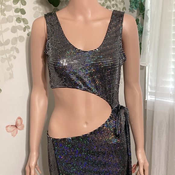 Holographic Cut-Out Maxi Dress - Picture 4 of 16